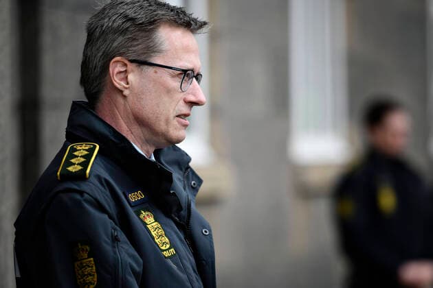 Rigspolitichef ved Rigspolitiet Thorkild Fogde er til stede ved doorstep med fokus paa budskabet: Hold nu afstand til hinanden, paa Polititorvet i Koebenhavn fredag den 20. marts 2020. Der er stadig for mange danskere, der ikke tager COVID-19 situationen tilstraekkeligt alvorligt og samler sig paa smaa omraader. Det oeger smittespredningen af coronavirus, og det skal stoppes. Politiet er klar til at haandhaeve reglerne mere haandfast, hvis det bliver noedvendigt.. , Copenhagen Denmark Copyright: PhilipxDavali PhilipxDavalix COP113 spdk20200320-120447-L