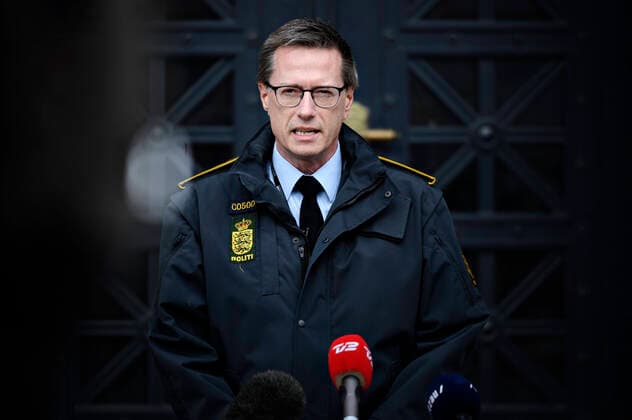 Rigspolitichef ved Rigspolitiet Thorkild Fogde er til stede ved doorstep med fokus paa budskabet: Hold nu afstand til hinanden, paa Polititorvet i Koebenhavn fredag den 20. marts 2020. Der er stadig for mange danskere, der ikke tager COVID-19 situationen tilstraekkeligt alvorligt og samler sig paa smaa omraader. Det oeger smittespredningen af coronavirus, og det skal stoppes. Politiet er klar til at haandhaeve reglerne mere haandfast, hvis det bliver noedvendigt.. , Copenhagen Denmark Copyright: PhilipxDavali PhilipxDavalix COP113 spdk20200320-120454-L