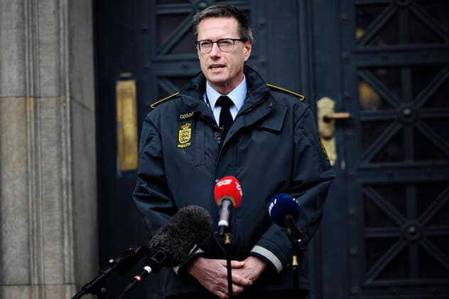 Rigspolitichef ved Rigspolitiet Thorkild Fogde er til stede ved doorstep med fokus paa budskabet: Hold nu afstand til hinanden, paa Polititorvet i Koebenhavn fredag den 20. marts 2020. Der er stadig for mange danskere, der ikke tager COVID-19 situationen tilstraekkeligt alvorligt og samler sig paa smaa omraader. Det oeger smittespredningen af coronavirus, og det skal stoppes. Politiet er klar til at haandhaeve reglerne mere haandfast, hvis det bliver noedvendigt.. , Copenhagen Denmark Copyright: PhilipxDavali PhilipxDavalix COP113 spdk20200320-120522-L