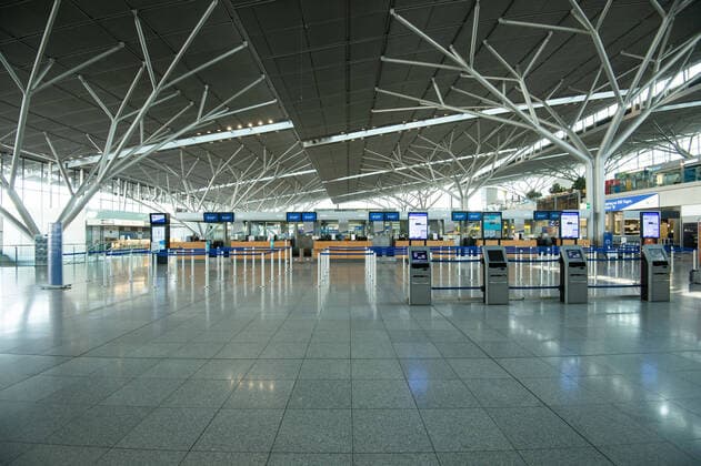 Coronavirus-COVID-19 Flughafen Stuttgart und Messe Stuttgart unter dem Einfluss der Pandemie. Das Gelände und die Terminals sind verweist. Ebenso kommen nur sehr wenige Flüge in Stuttgart an. Stuttgart Mitte Baden-Württemberg Deutschland Copyright: xLeif-HendrikxPiechowskix