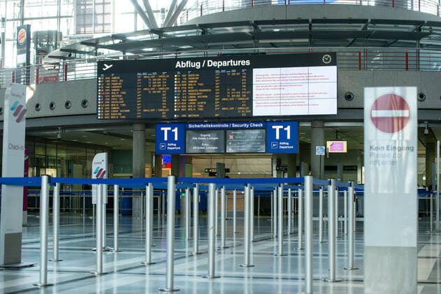 Coronavirus-COVID-19 Flughafen Stuttgart und Messe Stuttgart unter dem Einfluss der Pandemie. Das Gelände und die Terminals sind verweist. Ebenso kommen nur sehr wenige Flüge in Stuttgart an. Stuttgart Mitte Baden-Württemberg Deutschland Copyright: xLeif-HendrikxPiechowskix