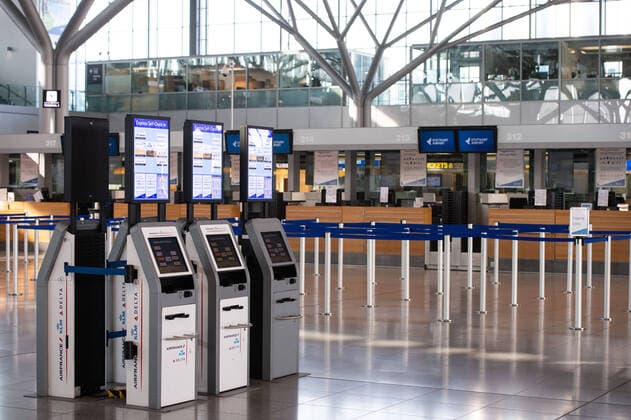 Coronavirus-COVID-19 Flughafen Stuttgart und Messe Stuttgart unter dem Einfluss der Pandemie. Das Gelände und die Terminals sind verweist. Ebenso kommen nur sehr wenige Flüge in Stuttgart an. Stuttgart Mitte Baden-Württemberg Deutschland Copyright: xLeif-HendrikxPiechowskix