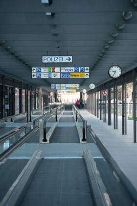 Coronavirus-COVID-19 Flughafen Stuttgart und Messe Stuttgart unter dem Einfluss der Pandemie. Das Gelände und die Terminals sind verweist. Ebenso kommen nur sehr wenige Flüge in Stuttgart an. Stuttgart Mitte Baden-Württemberg Deutschland Copyright: xLeif-HendrikxPiechowskix