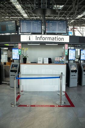 Coronavirus-COVID-19 Flughafen Stuttgart und Messe Stuttgart unter dem Einfluss der Pandemie. Das Gelände und die Terminals sind verweist. Ebenso kommen nur sehr wenige Flüge in Stuttgart an. Stuttgart Mitte Baden-Württemberg Deutschland Copyright: xLeif-HendrikxPiechowskix
