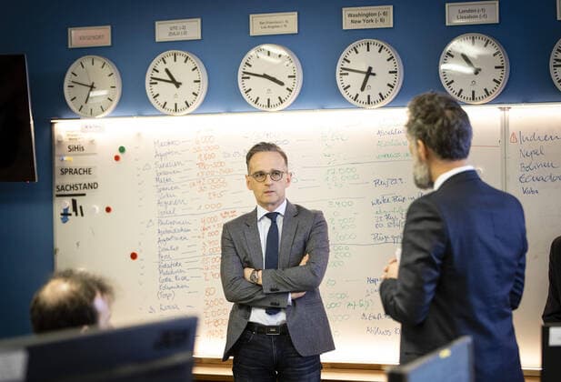 Bundesaussenminister Heiko Maas, SPD, besucht das Krisenreaktionszentrum im Auswaertigen Amt. Hier wird die Rueckholaktion deutscher Staatsbuerger aus dem Ausland organisiert. Berlin. 20.03.2020 Berlin Deutschland