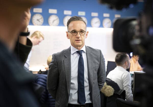 Bundesaussenminister Heiko Maas, SPD, besucht das Krisenreaktionszentrum im Auswaertigen Amt. Hier wird die Rueckholaktion deutscher Staatsbuerger aus dem Ausland organisiert. Berlin. 20.03.2020 Berlin Deutschland