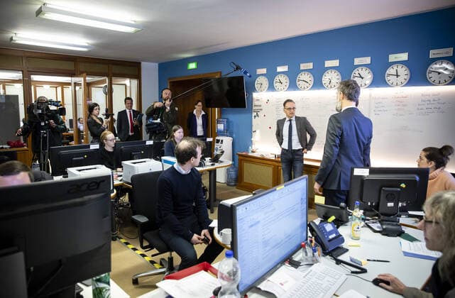Bundesaussenminister Heiko Maas, SPD, besucht das Krisenreaktionszentrum im Auswaertigen Amt. Hier wird die Rueckholaktion deutscher Staatsbuerger aus dem Ausland organisiert. Berlin. 20.03.2020 Berlin Deutschland