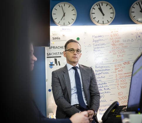Bundesaussenminister Heiko Maas, SPD, besucht das Krisenreaktionszentrum im Auswaertigen Amt. Hier wird die Rueckholaktion deutscher Staatsbuerger aus dem Ausland organisiert. Berlin. 20.03.2020 Berlin Deutschland