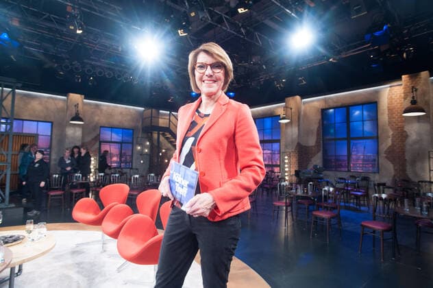 Bettina Böttinger, 65. Geburtstag am 4. Juli Bettina BOETTINGER (Böttinger, Moderatorin) im neu eingerichteten Studio, neues Ambiente, umgebaut, neue Kulisse, zu Gast in der Sendung Koelner Treff im WDR Fernsehen am 26.01.2019. Ã‚ *** Bettina BOETTINGER Böttinger, presenter in the newly furnished studio, new ambience, rebuilt, new scenery, guest in the programme Koelner Treff on WDR television on 26 01 2019 Ã