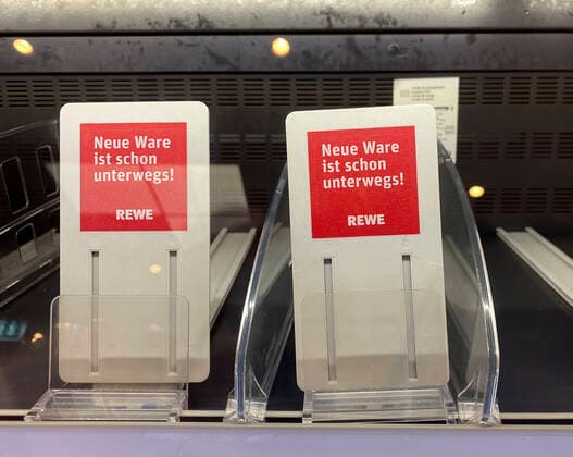 Leeres Regal wegen Corona-Virus, Covid-19, SARS-CoV-2, im Rewe Supermarkt, Hinweis: Neue Ware ist schon unterwegs! Stuttgart, Baden-Württemberg, Deutschland Leeres Nudelregal im Supermarkt, Stuttgart, Baden-Württemberg, Deutschland