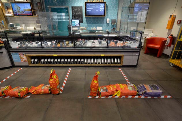 Vermeidung von Sozialkontakten an Fischtheke, Käsetheke, Wursttheke im Supermarkt mittels mehrerer Packungen Grillkohle und Absperrband wegen Corona-Virus, Covid-19, SARS-CoV-2, Stuttgart, Baden-Württemberg, Deutschland Leeres Nudelregal im Supermarkt, Stuttgart, Baden-Württemberg, Deutschland