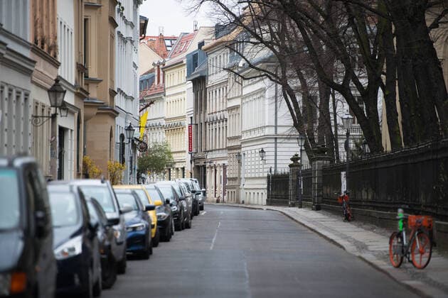 Corona-Pandemie, Auswirkung öffenliches Leben Der Strassenzug Sophienstrasse in Berlin-Mitte ist quasi Menschenleer, hier zeigt sich, dass die Anordnungen zum Verhalten auch umgesetzt werden. Corona-Pandemie; Anordnungen öffentliches Leben; Auswirkung öffentliches Leben; Strassenzug; Leere Strassen; Menschenleere; Soziale Kontakte reduzieren; Leere; Ausgestorben; Kiez ausgestorben. Berlin Berlin Deu