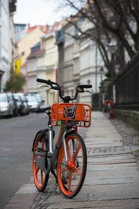 Corona-Pandemie, Auswirkung öffenliches Leben Miet-Fahrräder stehen ungenutzt in der verlassenen, menschenleeren Sophienstrasse in Berlin-Mitte. Der Strassenzug Sophienstrasse in Berlin-Mitte ist quasi Menschenleer, hier zeigt sich, dass die Anordnungen zum Verhalten auch umgesetzt werden. Mietfahrräder; Corona-Pandemie; Anordnungen öffentliches Leben; Auswirkung öffentliches Leben; Strassenzug; Leere Strassen; Menschenleere; Soziale Kontakte reduzieren; Leere; Ausgestorben; Kiez ausgestorben. Berlin Berlin Deu