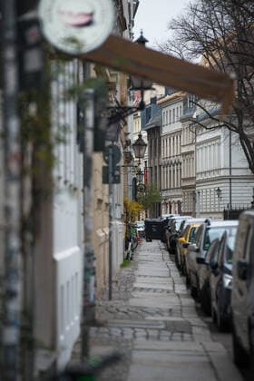 Corona-Pandemie, Auswirkung öffenliches Leben Der Strassenzug Sophienstrasse in Berlin-Mitte ist quasi Menschenleer, hier zeigt sich, dass die Anordnungen zum Verhalten auch umgesetzt werden. Corona-Pandemie; Anordnungen öffentliches Leben; Auswirkung öffentliches Leben; Strassenzug; Leere Strassen; Menschenleere; Soziale Kontakte reduzieren; Leere; Ausgestorben; Kiez ausgestorben. Berlin Berlin Deu