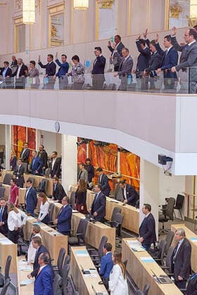 - Wien 20.03.2020 - Parlament Nationalrat Sondersitzung zum Coronavirus - Während der zweiten Sondersitzung innerhalb einer Woche wurden u.a. die im Eiltempo entworfenen Gesetze zur Bekämpfung der Pandemie sowie der wirtschaftlichen Folgen vom österreichischen Parlament beschlossen. PHOTO: Aufgrund der Abstandregeln wurden Abgeordnete auch auf die Galerie gesetzt wo sie mittels Handzeichen mitstimmten während die Abgeordneten auf den regulären Plätzen zur Abstimmung aufstehen mussten. Vienna (AUSTRIA) - Parliament National Council special session on the corona virus - During the second special session within a week, the laws drafted to combat the pandemic and the economic consequences, which were drafted in a very short time, were passed by the Austrian parliament. Nationalrat Sondersitzungzung Coronavirus
