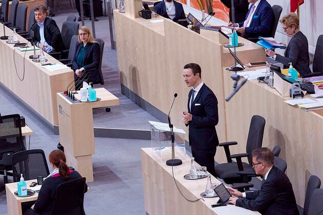 - Wien 20.03.2020 - Parlament Nationalrat Sondersitzung zum Coronavirus - Während der zweiten Sondersitzung innerhalb einer Woche wurden u.a. die im Eiltempo entworfenen Gesetze zur Bekämpfung der Pandemie sowie der wirtschaftlichen Folgen vom österreichischen Parlament beschlossen. PHOTO: Finanzminister Gernot Blümel (M ÖVP) bei seiner Ansprache, Vizekanzler Werner Kogler (L Grüne), Wirtschaftsministerin Margarete Schramböck (2vL ÖVP), Sozialminister Rudolf Anschober (R Grüne) Vienna (AUSTRIA) - Parliament National Council special session on the corona virus - During the second special session within a week, the laws drafted to combat the pandemic and the economic consequences, which were drafted in a very short time, were passed by the Austrian parliament. Nationalrat Sondersitzungzung Coronavirus