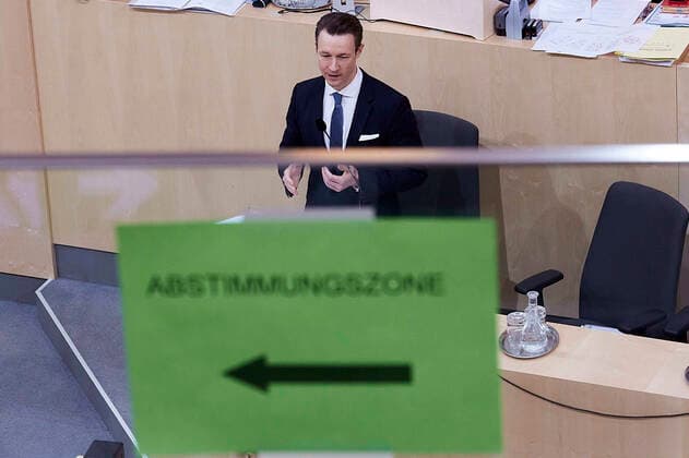 - Wien 20.03.2020 - Parlament Nationalrat Sondersitzung zum Coronavirus - Während der zweiten Sondersitzung innerhalb einer Woche wurden u.a. die im Eiltempo entworfenen Gesetze zur Bekämpfung der Pandemie sowie der wirtschaftlichen Folgen vom österreichischen Parlament beschlossen. PHOTO: Finanzminister Gernot Blümel (ÖVP) bei seiner Rede, die geplante Rede zum Budget wurde aufgrund der Corona-Krise verschoben. Vienna (AUSTRIA) - Parliament National Council special session on the corona virus - During the second special session within a week, the laws drafted to combat the pandemic and the economic consequences, which were drafted in a very short time, were passed by the Austrian parliament. Nationalrat Sondersitzungzung Coronavirus