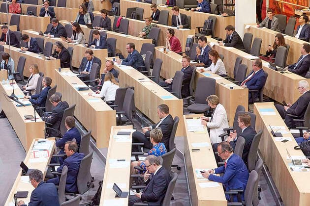 - Wien 20.03.2020 - Parlament Nationalrat Sondersitzung zum Coronavirus - Während der zweiten Sondersitzung innerhalb einer Woche wurden u.a. die im Eiltempo entworfenen Gesetze zur Bekämpfung der Pandemie sowie der wirtschaftlichen Folgen vom österreichischen Parlament beschlossen. PHOTO: Zwischen den Abgeordneten musste der vorgeschrieben Sicherheitsabstand eingehalten werden. Viele Abgeordneten aus den mit dem Coronavirus schwer belasteteten Gebieten konnten aufgrund der Quarantäneverordnungen nicht an der Sitzung teilnehmen. Vienna (AUSTRIA) - Parliament National Council special session on the corona virus - During the second special session within a week, the laws drafted to combat the pandemic and the economic consequences, which were drafted in a very short time, were passed by the Austrian parliament. Nationalrat Sondersitz 