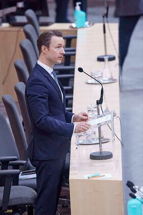 - Wien 20.03.2020 - Parlament Nationalrat Sondersitzung zum Coronavirus - Während der zweiten Sondersitzung innerhalb einer Woche wurden u.a. die im Eiltempo entworfenen Gesetze zur Bekämpfung der Pandemie sowie der wirtschaftlichen Folgen vom österreichischen Parlament beschlossen. PHOTO: Finanzminister Gernot Blümel (ÖVP) bei seiner Rede, die geplante Rede zum Budget wurde aufgrund der Corona-Krise verschoben. Vienna (AUSTRIA) - Parliament National Council special session on the corona virus - During the second special session within a week, the laws drafted to combat the pandemic and the economic consequences, which were drafted in a very short time, were passed by the Austrian parliament. Nationalrat Sondersitzungzung Coronavirus