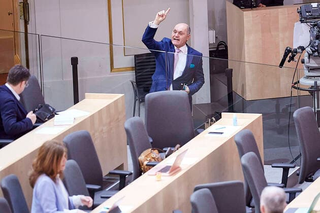 Bilder des Jahres 2020, News 03 März News Bilder des Tages - Wien 20.03.2020 - Parlament Nationalrat Sondersitzung zum Coronavirus - Während der zweiten Sondersitzung innerhalb einer Woche wurden u.a. die im Eiltempo entworfenen Gesetze zur Bekämpfung der Pandemie sowie der wirtschaftlichen Folgen vom österreichischen Parlament beschlossen. Während der Sitzung wurde ein positiver Coronafall unter den Abgeordneten bekannt die Sitzung wurde für eine Stehpräsidiale unterbrochen um danach ganz unterbrochen zu werden für Gespräche in den jeweiligen Parteiklubs. PHOTO: Nationalratspräsident Wolfgang Sobotka (ÖVP) ruft im Plenarsaal nach der Stehpräsidiale alle ÖVP-Abgeordneten zu einer Besprechung zusammen. Vienna (AUSTRIA) - Parliament National Council special session on the corona virus - During the second special session within a week, the laws drafted to combat the pandemic and the economi 