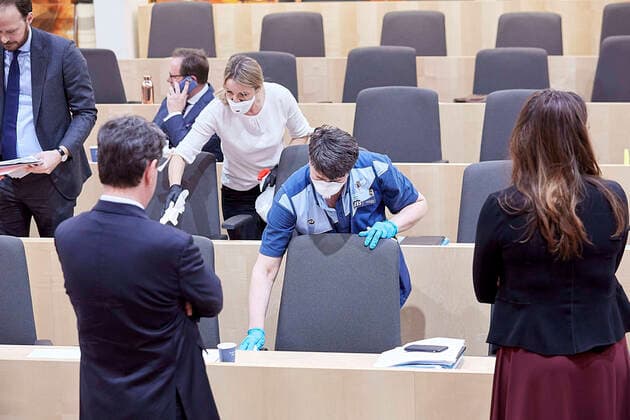 News Bilder des Tages - Wien 20.03.2020 - Parlament Nationalrat Sondersitzung zum Coronavirus - Während der zweiten Sondersitzung innerhalb einer Woche wurden u.a. die im Eiltempo entworfenen Gesetze zur Bekämpfung der Pandemie sowie der wirtschaftlichen Folgen vom österreichischen Parlament beschlossen. Während der Sitzung wurde ein positiver Coronafall unter den Abgeordneten bekannt die Sitzung wurde für eine Stehpräsidiale unterbrochen um danach ganz unterbrochen zu werden für Gespräche in den jeweiligen Parteiklubs. PHOTO: Während der Unterbrechung wurde der gesamte Plenarsaal von einer Putzkolonne desinfiziert. Vienna (AUSTRIA) - Parliament National Council special session on the corona virus - During the second special session within a week, the laws drafted to combat the pandemic and the economic consequences, which were drafted in a very short 