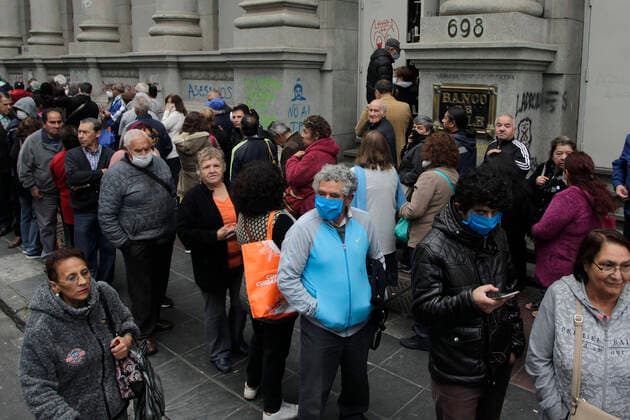 Valparaiso, March 20, 2020 Waiting lines due to restrictions on access to banking and bill payment services due to a coronavirus health emergency Sebastian Cisternas Aton Chile , Valparaiso Chile Aton 406075  Copyright: SEBASTIANxCISTERNAS ATONxCHILE.