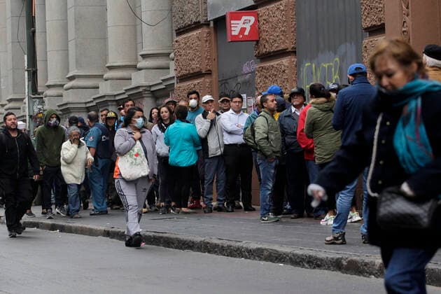 Valparaiso, March 20, 2020 Waiting lines due to restrictions on access to banking and bill payment services due to a coronavirus health emergency Sebastian Cisternas Aton Chile , Valparaiso Chile Aton 406077  Copyright: SEBASTIANxCISTERNAS ATONxCHILE.