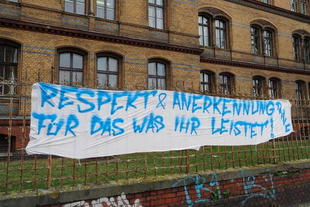 20.03.2020, Berlin, Deutschland - Corona-Krise. Foto: Ein Transparent mit der Aufschrift - Respekt und Anerkennung fuer das was Ihr leistet - haengt an einem Zaun an einem Klinikgelaende in Berlin.