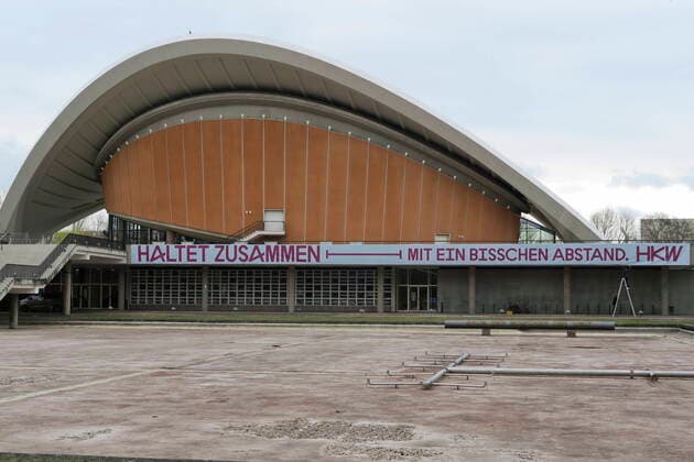 20.03.2020, Berlin, Deutschland - Corona-Krise. Foto: Ein Transparent mit der Aufschrift, Haltet zusammen - mit ein bisschen Abstand, haengt am Haus der Kulturen der Welt, HKW, in Berlin.