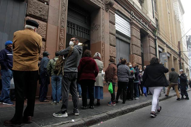 Valparaiso, March 20, 2020 Waiting lines due to restrictions on access to banking and bill payment services due to a coronavirus health emergency Sebastian Cisternas Aton Chile , Valparaiso Chile Aton 406079  Copyright: SEBASTIANxCISTERNAS ATONxCHILE.