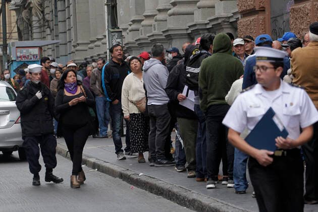 Valparaiso, March 20, 2020 Waiting lines due to restrictions on access to banking and bill payment services due to a coronavirus health emergency Sebastian Cisternas Aton Chile , Valparaiso Chile Aton 406080  Copyright: SEBASTIANxCISTERNAS ATONxCHILE.