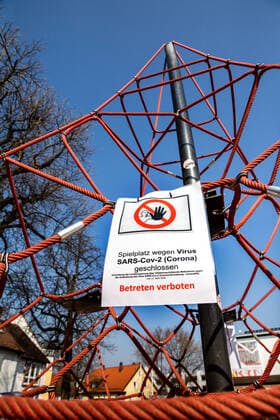 Spielplatzsperrung wegen Virus SARS-Cov-2 (Corona) geschlossen. Spielplatz in der Nürtinger Innenstadt. Betreten verboten des Spielplatzes. Spielplatzsperrung wegen Virus SARS-Cov-2 (Corona) geschlossen. Spielplatz in der Nürtinger Innenstadt. Betreten verboten des Spielplatzes.