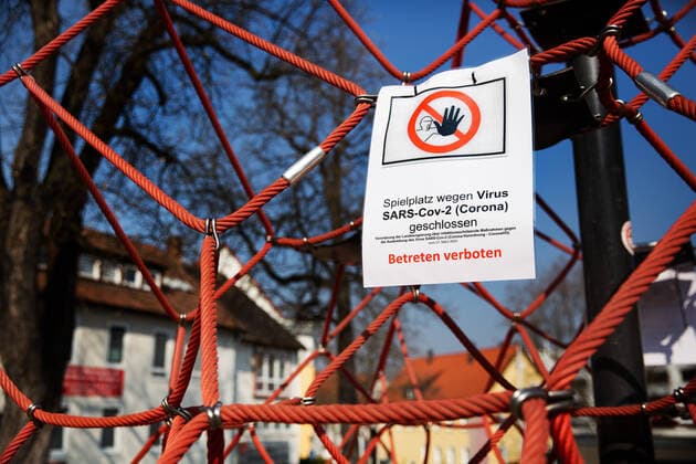 Bilder des Jahres 2020, News 03 März Spielplatzsperrung wegen Virus SARS-Cov-2 (Corona) geschlossen. Spielplatz in der Nürtinger Innenstadt. Betreten verboten des Spielplatzes. Spielplatzsperrung wegen Virus SARS-Cov-2 (Corona) geschlossen. Spielplatz in der Nürtinger Innenstadt. Betreten verboten des Spielplatzes. *** Playground closed due to virus SARS Cov 2 Corona closed Playground in the city centre of Nürtingen No entering the playground Playground closed due to virus SARS Cov 2 Corona closed Playground in the city centre of Nürtingen No entering the playground