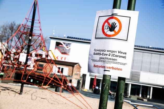 Spielplatzsperrung wegen Virus SARS-Cov-2 (Corona) geschlossen. Spielplatz in der Nürtinger Innenstadt. Betreten verboten des Spielplatzes. Spielplatzsperrung wegen Virus SARS-Cov-2 (Corona) geschlossen. Spielplatz in der Nürtinger Innenstadt. Betreten verboten des Spielplatzes.
