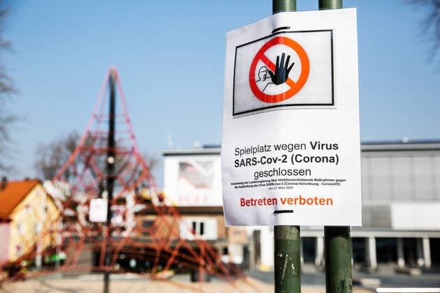 Spielplatzsperrung wegen Virus SARS-Cov-2 (Corona) geschlossen. Spielplatz in der Nürtinger Innenstadt. Betreten verboten des Spielplatzes. Spielplatzsperrung wegen Virus SARS-Cov-2 (Corona) geschlossen. Spielplatz in der Nürtinger Innenstadt. Betreten verboten des Spielplatzes.