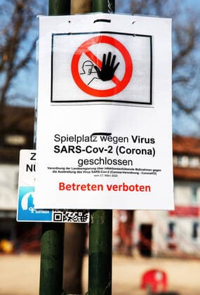 Spielplatzsperrung wegen Virus SARS-Cov-2 (Corona) geschlossen. Spielplatz in der Nürtinger Innenstadt. Betreten verboten des Spielplatzes. Spielplatzsperrung wegen Virus SARS-Cov-2 (Corona) geschlossen. Spielplatz in der Nürtinger Innenstadt. Betreten verboten des Spielplatzes.
