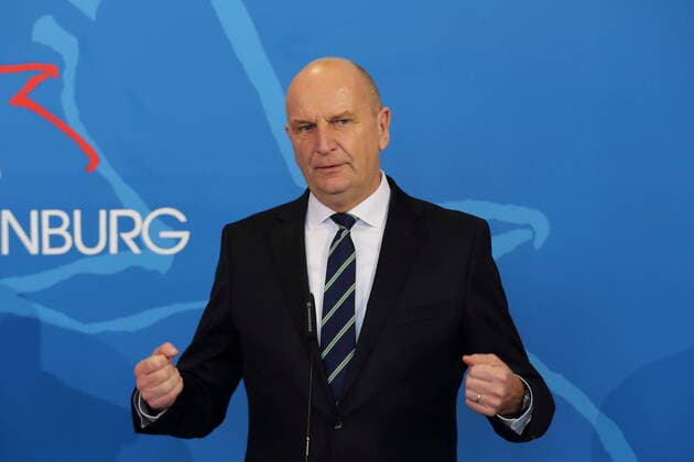Ministerpräsident Dietmar Woidke (SPD) spricht während einer Pressekonferenz zur aktuellen Lage beim Coronavirus, Staatskanzlei, Potsdam, 20. März 2020. Brandenburg PK Coronavirus