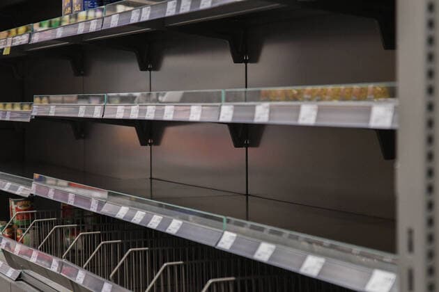 Leere Regale, Coronavirus: Hamsterkaeufe und ueberall leere Supermarkt-Regale in Aalen, Bild: Produkte wie Toilettenpapier, Kuchenrollen, Nudeln, Reis oder auch Zwieback und haltbare Konserven sind vielerorts ausverkauft. Durch die hohe Nachfrage nach haltbaren Lebensmitteln kommt es immer wieder zu leeren Regalen. Aalen Baden-Württemberg Deutschland Aalen