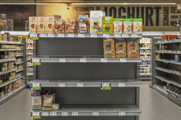 Leere Regale, Coronavirus: Hamsterkaeufe und ueberall leere Supermarkt-Regale in Aalen, Bild: Produkte wie Toilettenpapier, Kuchenrollen, Nudeln, Reis oder auch Zwieback und haltbare Konserven sind vielerorts ausverkauft. Durch die hohe Nachfrage nach haltbaren Lebensmitteln kommt es immer wieder zu leeren Regalen. Aalen Baden-Württemberg Deutschland Aalen