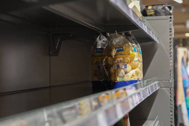 Leere Regale, Coronavirus: Hamsterkaeufe und ueberall leere Supermarkt-Regale in Aalen, Bild: Produkte wie Toilettenpapier, Kuchenrollen, Nudeln, Reis oder auch Zwieback und haltbare Konserven sind vielerorts ausverkauft. Durch die hohe Nachfrage nach haltbaren Lebensmitteln kommt es immer wieder zu leeren Regalen. Aalen Baden-Württemberg Deutschland Aalen