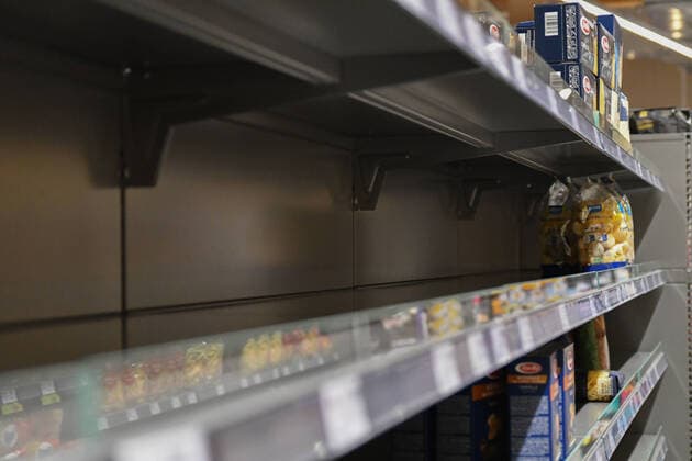 Leere Regale, Coronavirus: Hamsterkaeufe und ueberall leere Supermarkt-Regale in Aalen, Bild: Produkte wie Toilettenpapier, Kuchenrollen, Nudeln, Reis oder auch Zwieback und haltbare Konserven sind vielerorts ausverkauft. Durch die hohe Nachfrage nach haltbaren Lebensmitteln kommt es immer wieder zu leeren Regalen. Aalen Baden-Württemberg Deutschland Aalen