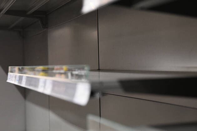 Leere Regale, Coronavirus: Hamsterkaeufe und ueberall leere Supermarkt-Regale in Aalen, Bild: Produkte wie Toilettenpapier, Kuchenrollen, Nudeln, Reis oder auch Zwieback und haltbare Konserven sind vielerorts ausverkauft. Durch die hohe Nachfrage nach haltbaren Lebensmitteln kommt es immer wieder zu leeren Regalen. Aalen Baden-Württemberg Deutschland Aalen