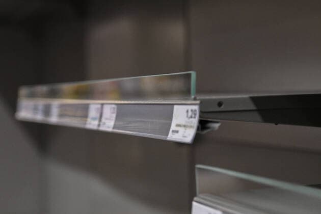 Leere Regale, Coronavirus: Hamsterkaeufe und ueberall leere Supermarkt-Regale in Aalen, Bild: Produkte wie Toilettenpapier, Kuchenrollen, Nudeln, Reis oder auch Zwieback und haltbare Konserven sind vielerorts ausverkauft. Durch die hohe Nachfrage nach haltbaren Lebensmitteln kommt es immer wieder zu leeren Regalen. Aalen Baden-Württemberg Deutschland Aalen
