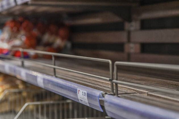 Leere Regale, Coronavirus: Hamsterkaeufe und ueberall leere Supermarkt-Regale in Aalen, Bild: Produkte wie Toilettenpapier, Kuchenrollen, Nudeln, Reis oder auch Zwieback und haltbare Konserven sind vielerorts ausverkauft. Durch die hohe Nachfrage nach haltbaren Lebensmitteln kommt es immer wieder zu leeren Regalen. Aalen Baden-Württemberg Deutschland Aalen