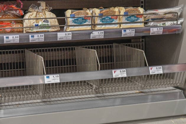 Leere Regale, Coronavirus: Hamsterkaeufe und ueberall leere Supermarkt-Regale in Aalen, Bild: Produkte wie Toilettenpapier, Kuchenrollen, Nudeln, Reis oder auch Zwieback und haltbare Konserven sind vielerorts ausverkauft. Durch die hohe Nachfrage nach haltbaren Lebensmitteln kommt es immer wieder zu leeren Regalen. Aalen Baden-Württemberg Deutschland Aalen