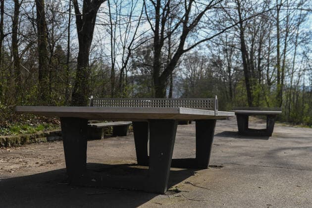 Spieplatz geschlossen, Ein menschenleerer Spielplatz in Aalen ist gesperrt. Zur Eindämmung der Corona-Pandemie sind alle Spielplätze in Baden-Württemberg geschlossen worden. Aalen Baden-Württemberg Deutschland Aalen