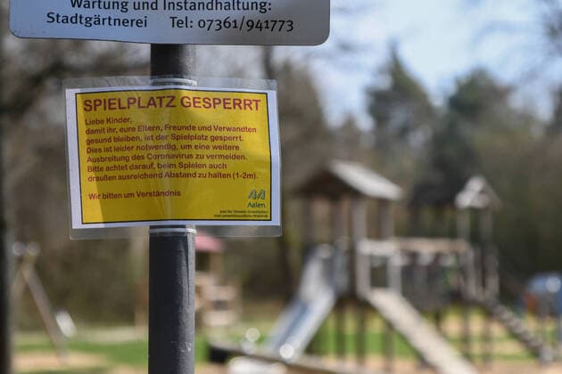 Spieplatz geschlossen, Ein menschenleerer Spielplatz in Aalen ist gesperrt. Zur Eindämmung der Corona-Pandemie sind alle Spielplätze in Baden-Württemberg geschlossen worden. Aalen Baden-Württemberg Deutschland Aalen