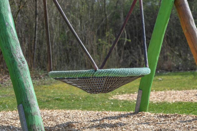 Spieplatz geschlossen, Ein menschenleerer Spielplatz in Aalen ist gesperrt. Zur Eindämmung der Corona-Pandemie sind alle Spielplätze in Baden-Württemberg geschlossen worden. Aalen Baden-Württemberg Deutschland Aalen