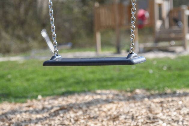 Spieplatz geschlossen, Ein menschenleerer Spielplatz in Aalen ist gesperrt. Zur Eindämmung der Corona-Pandemie sind alle Spielplätze in Baden-Württemberg geschlossen worden. Aalen Baden-Württemberg Deutschland Aalen