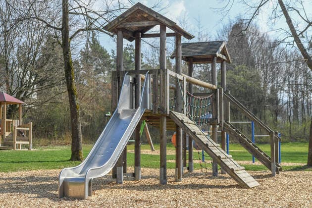 Spieplatz geschlossen, Ein menschenleerer Spielplatz in Aalen ist gesperrt. Zur Eindämmung der Corona-Pandemie sind alle Spielplätze in Baden-Württemberg geschlossen worden. Aalen Baden-Württemberg Deutschland Aalen